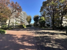 【東京都/府中市押立町】コープ府中武蔵野台 2号棟 敷地内