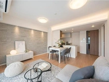 【東京都/世田谷区給田】センチュリー千歳烏山レジデンス リビング・ダイニング：※家具調度品等は販売価格に含まれません。