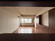 【東京都/渋谷区富ヶ谷】パークハウス代々木上原 キッチンから見たリビングの様子