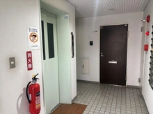 【東京都/世田谷区松原】ルミネ明大前 共用部：マンション入口、エレベーター前