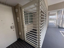 【東京都/世田谷区桜丘】パークホームズ世田谷桜丘ヒルトップレジデンス ポーチ：3.07m2のポーチ部分でございます。0.65m2のトランクルームもございます。