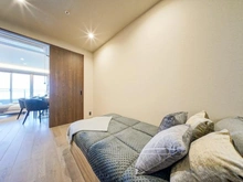 【東京都/品川区東五反田】パークタワーグランスカイ 洋室：4.7帖（奥：リビング・ダイニング）