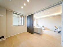 【東京都/品川区東五反田】パークタワーグランスカイ 洋室：(奥側)リビングダイニング