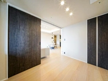 【東京都/品川区東五反田】パークタワーグランスカイ 洋室：(奥側)リビングダイニング