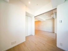 【東京都/品川区西五反田】リビオ目黒リバーサウス 洋室：奥（リビングダイニング）