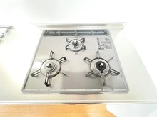 【東京都/中央区日本橋蛎殻町】蛎殻町住宅 キッチン：三口コンロ