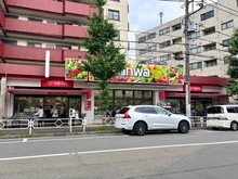 【東京都/狛江市東和泉】狛江グリーンプラザ704 サンワ 狛江店（現地より約20m）：マンション1階部分にございます。