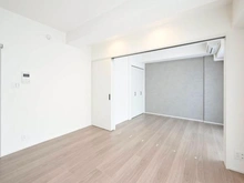 【東京都/中野区本町】オリエンタル新中野 LDK：スライドドアを開放することで隣の洋室と一つの空間にすることが可能です。