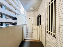 【東京都/目黒区中目黒】ジェイパーク中目黒IV 玄関：玄関部分はポーチ付きとなっております。