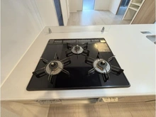 【東京都/板橋区泉町】メインステージ本蓮沼 キッチン：三口コンロ