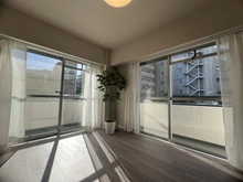 【東京都/渋谷区恵比寿】マンションニュー恵比寿 洋室：約4.7帖洋室、南・西向き