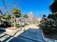 【東京都/墨田区石原】両国石原パークホームズ 墨田区立若宮公園（現地より約10m）：マンションを出て、道路を挟んですぐの位置にございます。