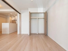 【東京都/目黒区青葉台】クレッセント目黒青葉台 洋室：（左）リビングダイニング