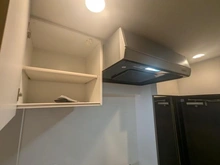 【東京都/中央区築地】東銀座ロイアルハイツ キッチン：キッチンは上部に吊戸棚収納があります。