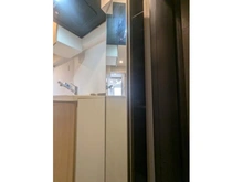 【東京都/中央区築地】東銀座ロイアルハイツ 収納：玄関部分には3面鏡付収納があります。