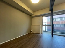 【東京都/文京区湯島】バウス本郷三丁目 洋室：約5畳
（右）リビングダイニング