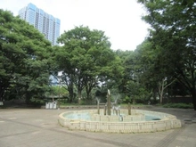 【東京都/新宿区百人町】FLレジデンス新宿御苑V 都立戸山公園（現地より約900m）