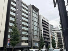【東京都/文京区湯島】ソフィアお茶の水 外観：向かって左から3番目が該当物件
（見切れている白い建物もカウントする）