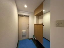【埼玉県/戸田市喜沢】ネオステージ西川口 玄関：室内の汚れを防ぐため、現在ブルーシートが引かれております。