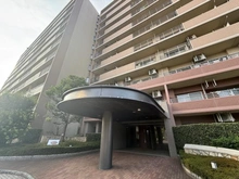 【埼玉県/川口市南鳩ヶ谷】フォルスコートグランマークス エントランス：2025年9月末にリフォーム完成予定の為、外観のお写真となります。
