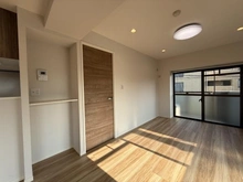 【埼玉県/川口市鳩ヶ谷緑町】エンゼルハイム鳩ケ谷緑町 LDK：LDK横の約5.0帖の洋室を閉めた状態です。