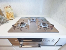 【埼玉県/蕨市中央】ワコー第2蕨マンション キッチン：三口コンロ