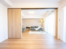 【埼玉県/川口市金山町】ライオンズマンション川口ブリーズコート リビング・ダイニング：(手前)洋室