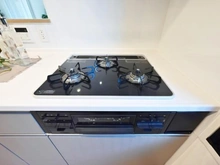 【埼玉県/川口市栄町】コスモ川口ロイヤルステージ キッチン：三口コンロ