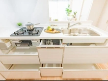 【埼玉県/川口市川口】グリーンビュー第三川口 キッチン：収納