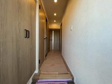 【埼玉県/越谷市大字大房】シャルム北越谷 B棟 玄関：※室内リフォーム中です。