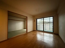 【神奈川県/川崎市宮前区馬絹】宮崎台南パークホームズ弐番館 リビング・ダイニング：左：和室
大規模修繕工事実施中