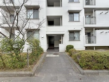 【神奈川県/横浜市金沢区並木】金沢シーサイドタウンなぎさ団地 7号棟 アプローチ