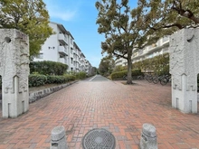 【神奈川県/横浜市金沢区並木】金沢シーサイドタウンなぎさ団地 7号棟 敷地内