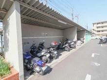 【神奈川県/横浜市鶴見区元宮】鶴見スカイハイツ A棟 バイク置場