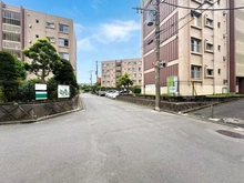 【神奈川県/川崎市宮前区神木本町】長尾住宅 8号棟 前面道路