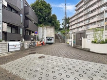 【神奈川県/川崎市高津区下作延】クイーンハイツ久地 前面道路