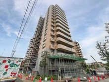 【神奈川県/川崎市高津区北見方】ヴィルクレール二子多摩川 外観：大規模修繕工事実施中