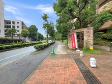 【神奈川県/横浜市都筑区茅ケ崎東】港北ニュータウンイオ 6番館 前面歩道
