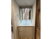 【東京都/新宿区西新宿】ライオンズシティ西新宿 洗面室：鏡中央部分の白布は引き渡し時には撤去します。