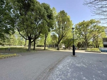 【東京都/新宿区大久保】ニュータウンオークボ 戸山公園（現地より約30m）