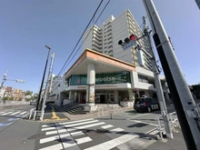 【東京都/新宿区大久保】ニュータウンオークボ マルエツオレンジコート店（現地より約50m）