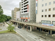 【東京都/三鷹市下連雀】ブリリア三鷹 ペストリアンデッキ（現地より約150m）：ペストリアンデッキの一部とつながり、駅と直結しています。