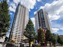 【東京都/武蔵野市中町】武蔵野タワーズスカイクロスタワー 外観：中央大通りから見える武蔵野タワーズ
右：クロスタワー
左：ゲートタワー