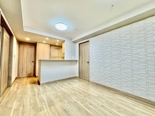【大阪府/大阪市北区大淀南】グランドメゾン新梅田タワー　THE　CLUB RESIDENCE リビング・ダイニング：壁面にエコカラットを使用しており、湿度調整、脱臭効果が期待できます。