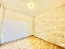 【大阪府/大阪市北区大淀南】グランドメゾン新梅田タワー　THE　CLUB RESIDENCE 洋室：壁面にエコカラットを使用しており、湿度調整、脱臭効果が期待できます。