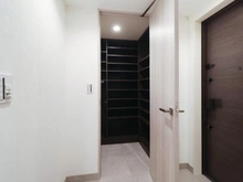 【大阪府/大阪市中央区久太郎町】ジオタワー堺筋本町 収納：シューズインクローゼット