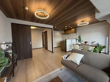 【大阪府/大阪市西区南堀江】南堀江三洋ハイツ リビング・ダイニング：奥：洋室
※家具・調度品等は販売価格に含まれておりません