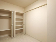 【大阪府/大阪市中央区安土町】エステムプラザ本町クロス 洋室：約5.4帖