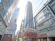 【大阪府/大阪市中央区南本町】ブランズタワー大阪本町 外観：写真中央のマンション