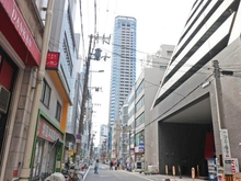 【大阪府/大阪市中央区南本町】ブランズタワー大阪本町 外観：写真中央のマンション